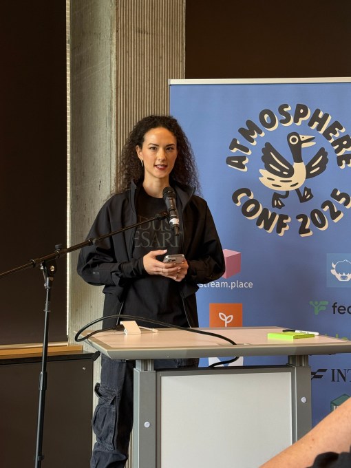 Bluesky CEO'su Jay Graber'ın Seattle'daki Atmosfer Konferansında Konuşma Veren Bir Fotoğrafı