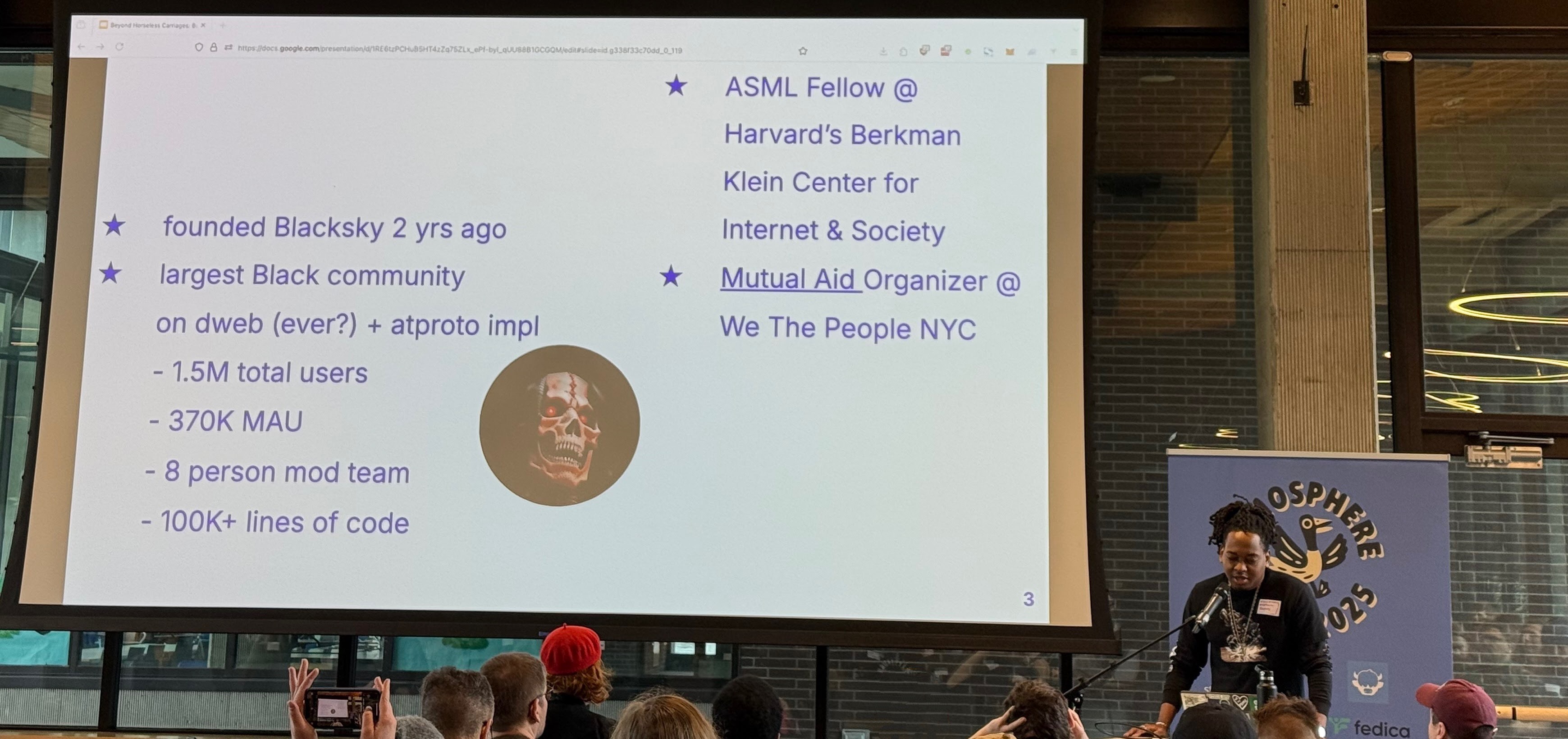 Seattle'daki Atmosfer Konferansı'nda konuşan Blacksky'nin kurucusu Rudy Fraser'ın bir fotoğrafı, onun hakkında bilgi içeren bir sunumun önünde