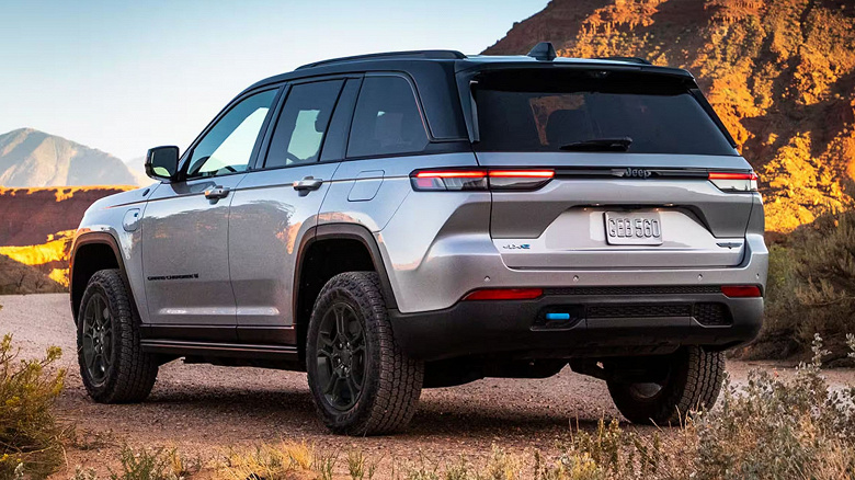 3.6 litrelik V6, 8 vitesli “otomatik” ve dört tekerlekten çekiş. Gerçek Amerikan SUVS Jeep Grand Cherokee L Summit Reserve bayilerde ortaya çıktı