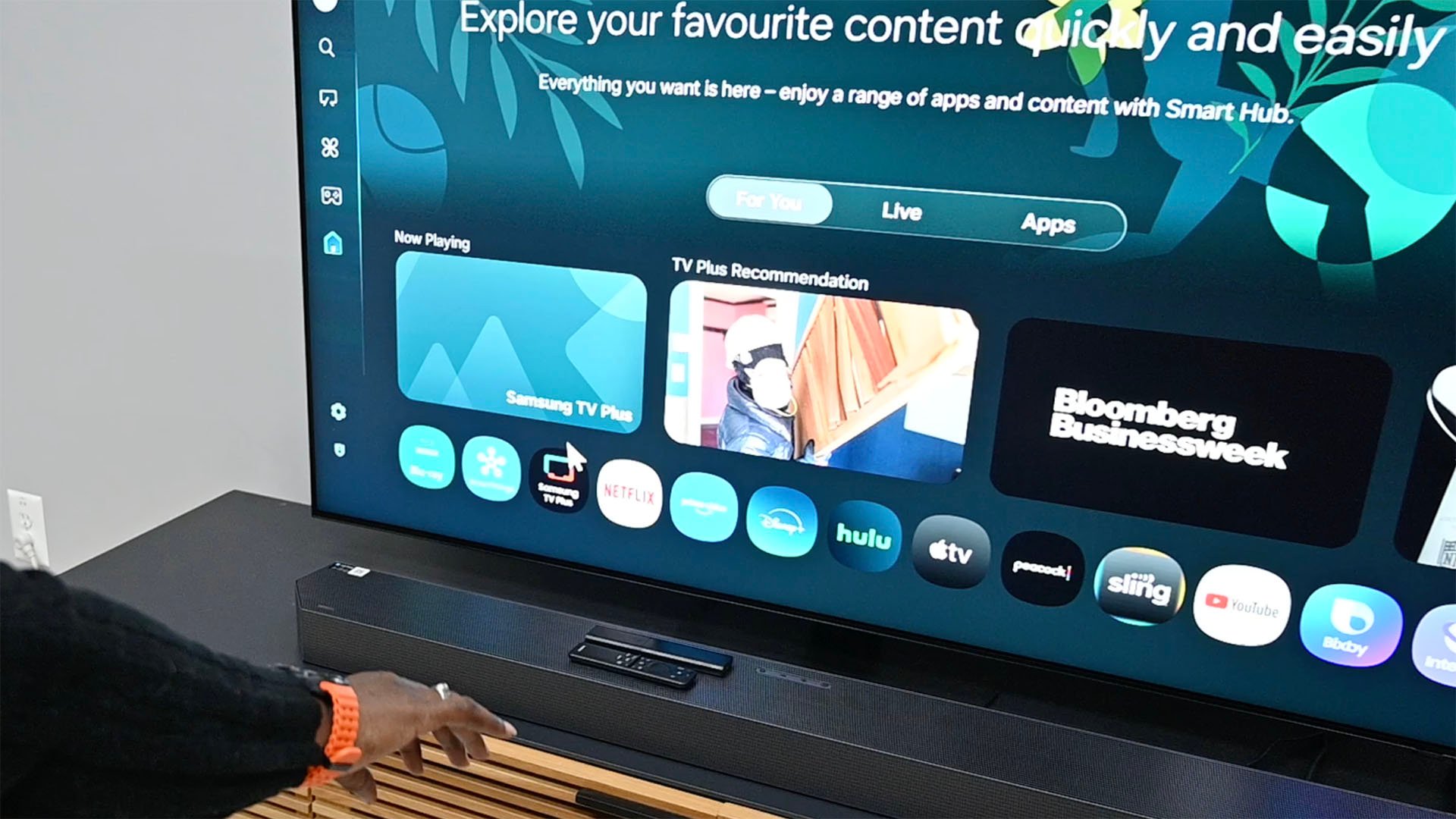 Samsung Galaxy'de Samsung Neo Qled 4K (QN90F) TV'de Samsung Galaxy Watch'da Pointer Modu Kullanıyor Afrikalı-Amerikalı Kadın