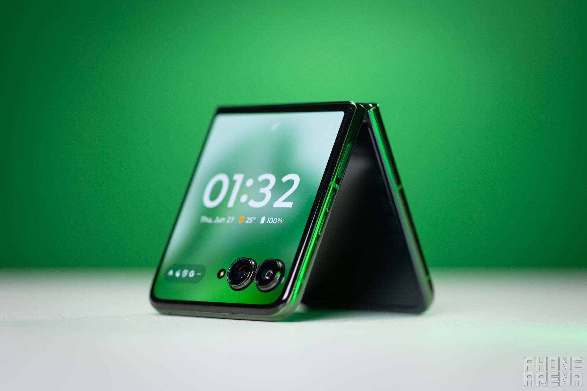 Motorola Razr Plus (2024) sadece güzeldi, şimdi halefi bekliyoruz! | Phonearena tarafından görüntü"& NBSP - Samsung Galaxy Z Flip 7, ikonik bir rakipten tehdit altında