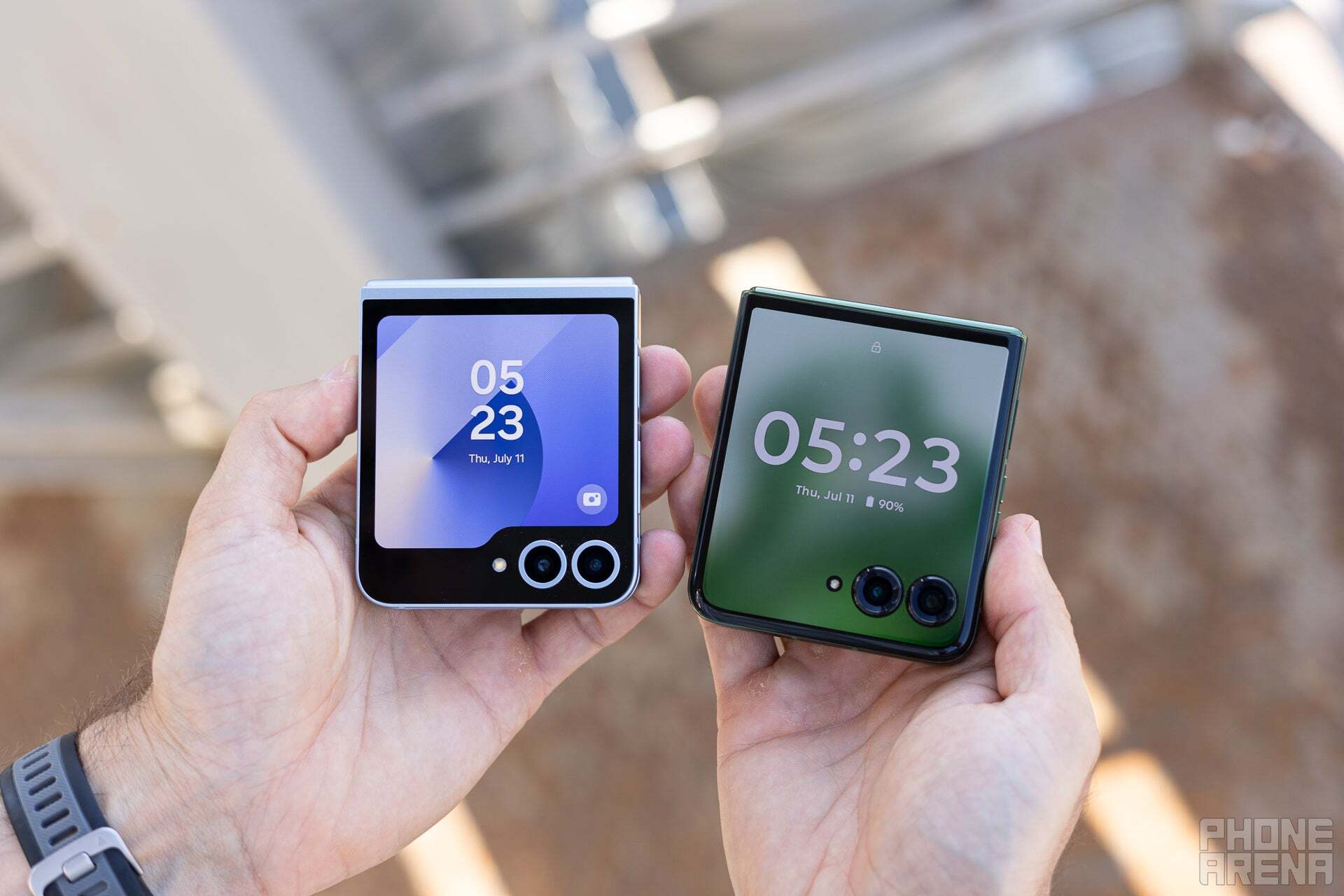 Razr Plus (2024) 'nin yanındaki Galaxy Z Flip 6 | Görüntü Phonearena - Samsung Galaxy Z Flip 7 İkonik Rakip Tehdit Altında