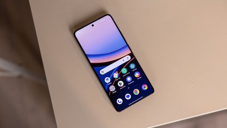 POCO F7 Ultra akıllı telefon, bej bir yüzeyde renkli bir başlangıç ekranı gösteriyor. POCO F7 Ultra akıllı telefon, bej bir yüzeyde renkli bir başlangıç ekranı gösteriyor.