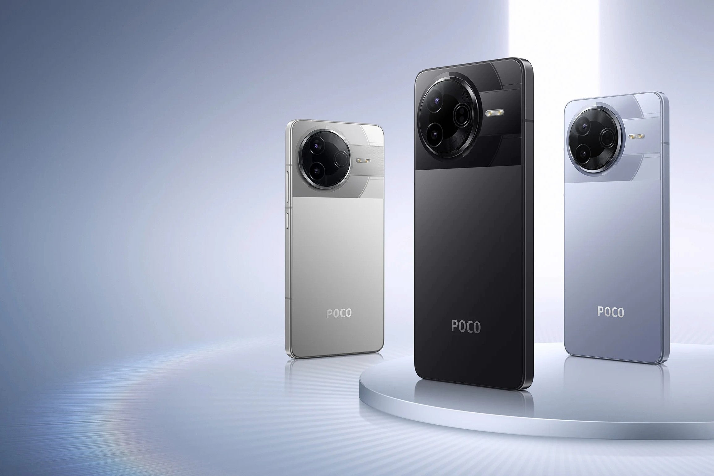 Gradyan bir arka plana karşı yuvarlak bir platformda duran farklı renklerde (gümüş, siyah ve gümüş) üç POCO F7 Pro akıllı telefon.