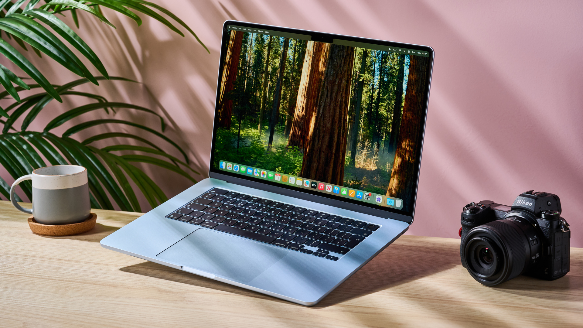MacBook Air 15 inç, bir Yaratıcı'nın masasında m4 çip ile ekran açık