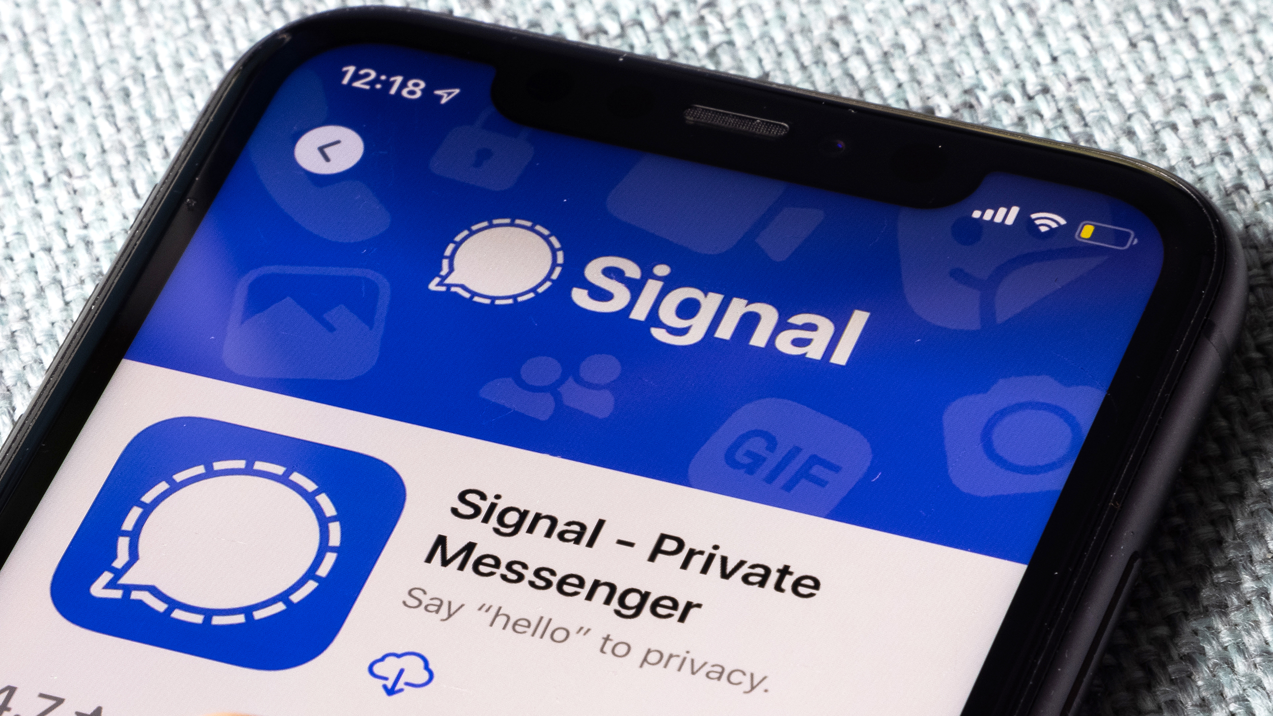 Sinyal uygulamasını gösteren bir tablo üzerinde bir akıllı telefon