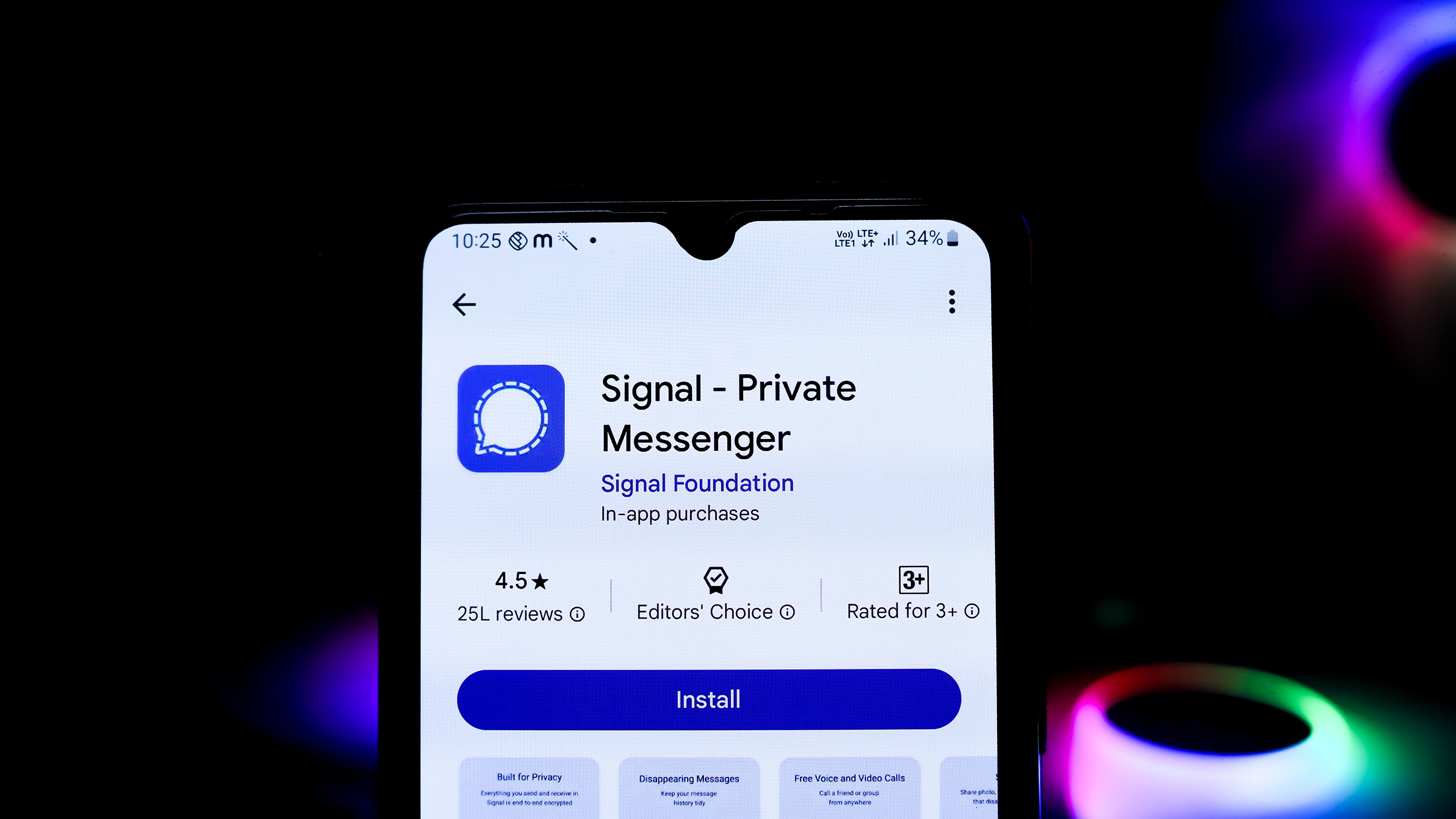 Koyu arka planda sinyal uygulaması indirme sayfasını gösteren bir akıllı telefon