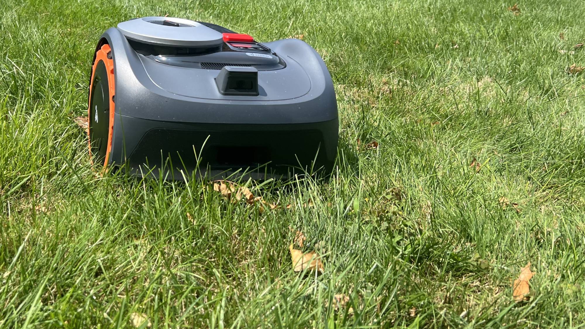 Navimow geçer ama yaprakları parçalamıyor