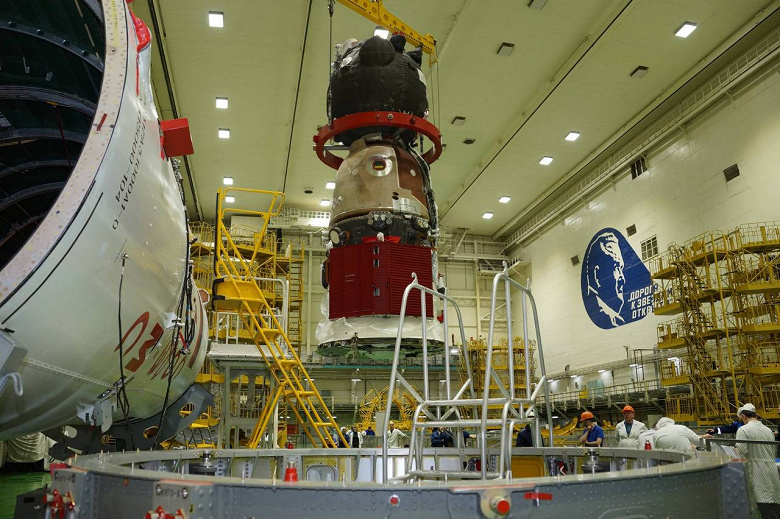 Baikonur'da Soyuz MS-27, Zafer Füzesi ile birleştirildi
