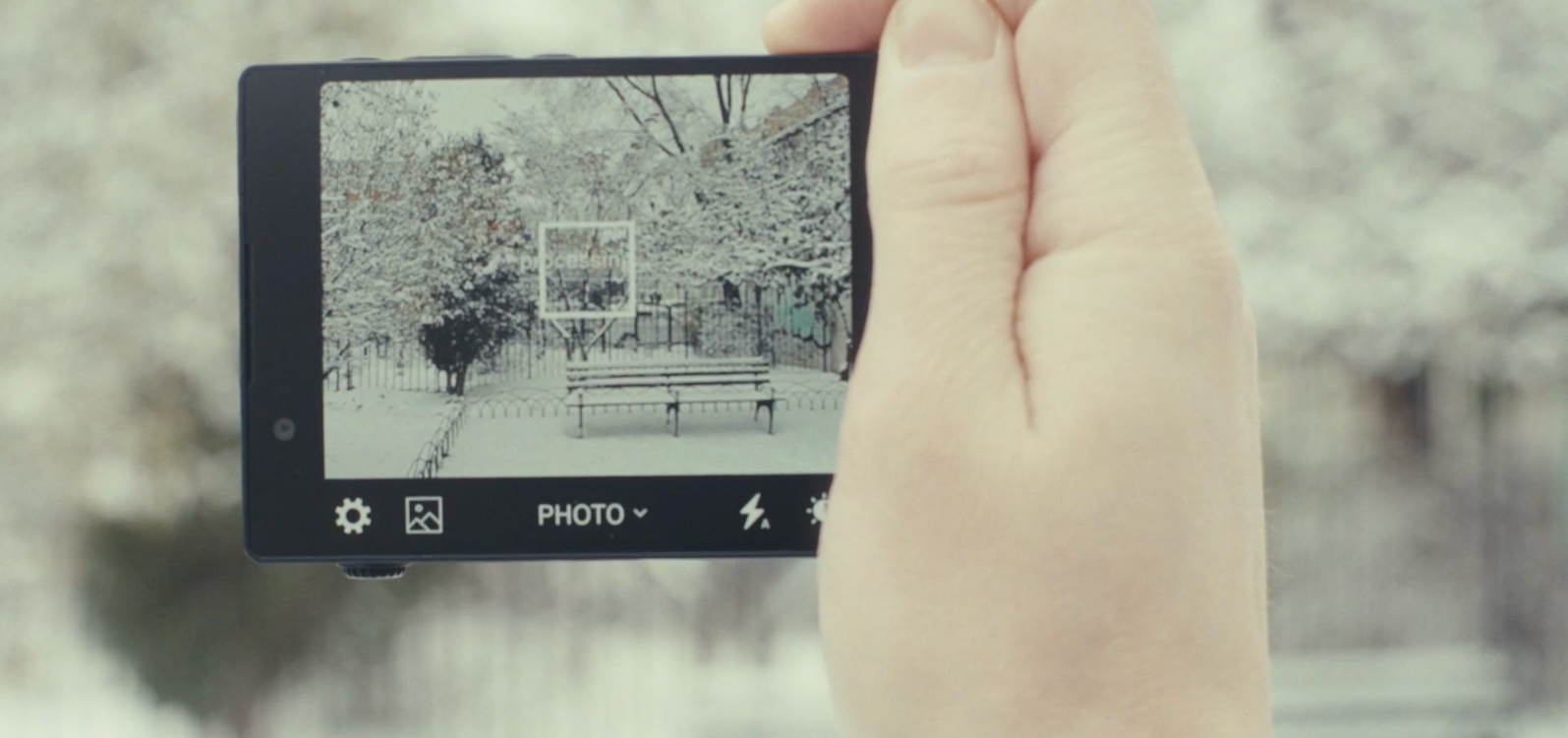 Işık telefonunu 3 ellerinde tutan ve onunla fotoğraf çeken bir kişi.
