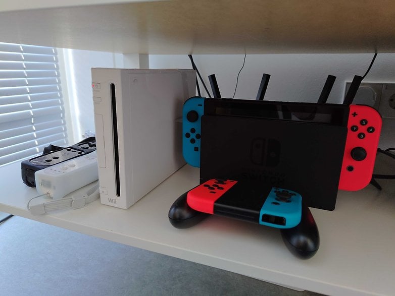 Nintendo Wii bir Nintendo anahtarının yanında duruyor
