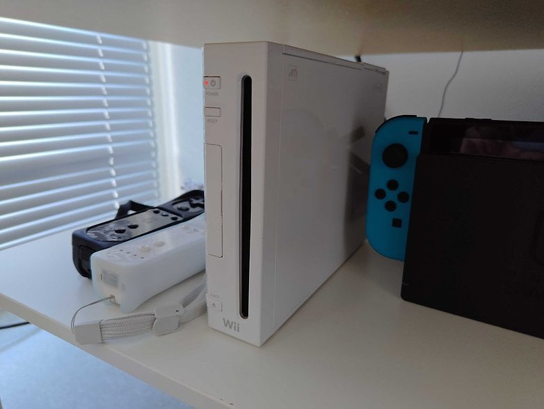 Nintendo Wii bir rafta