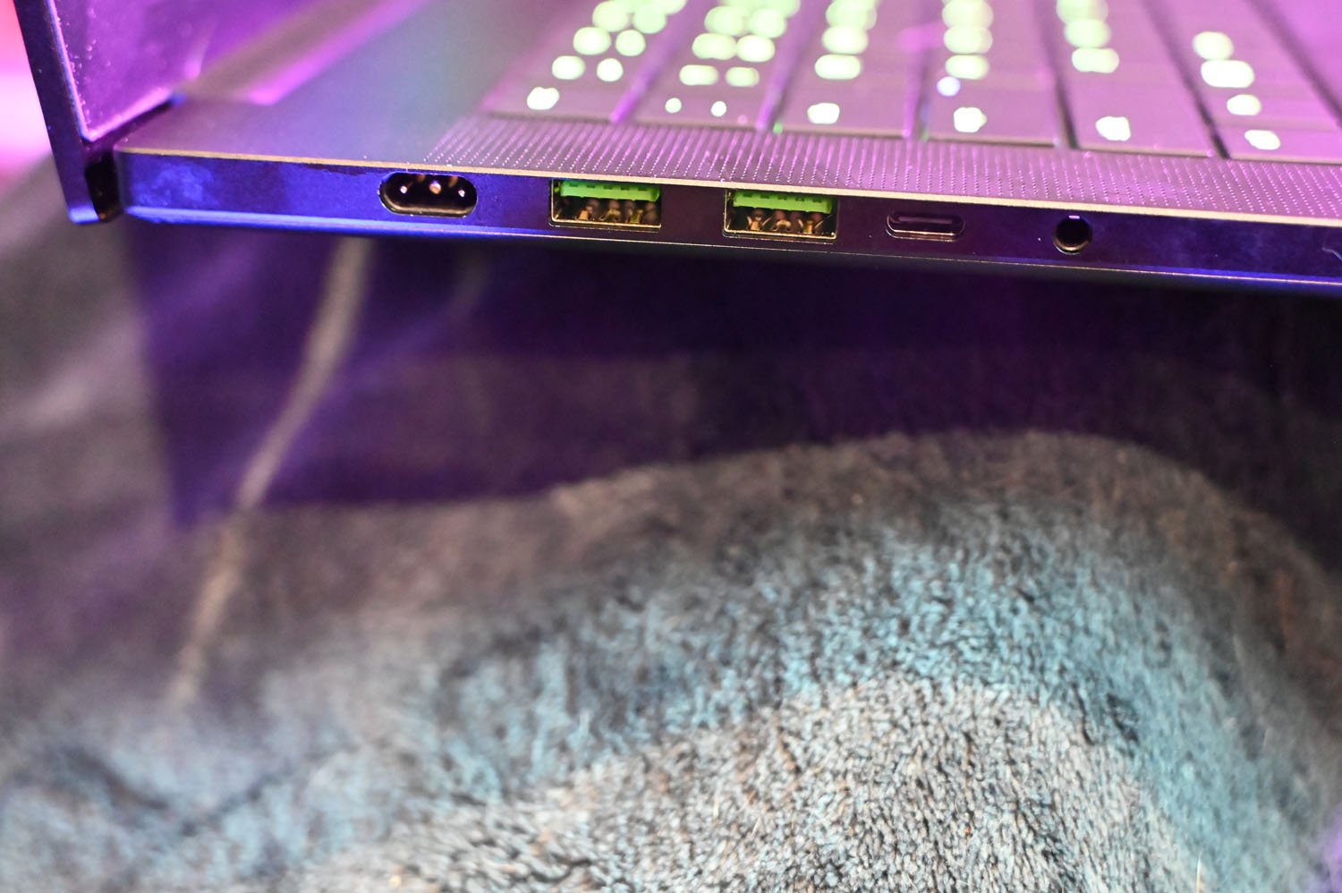 Razer Blade 16 2025 sol taraftaki bağlantı noktalarını kapatın