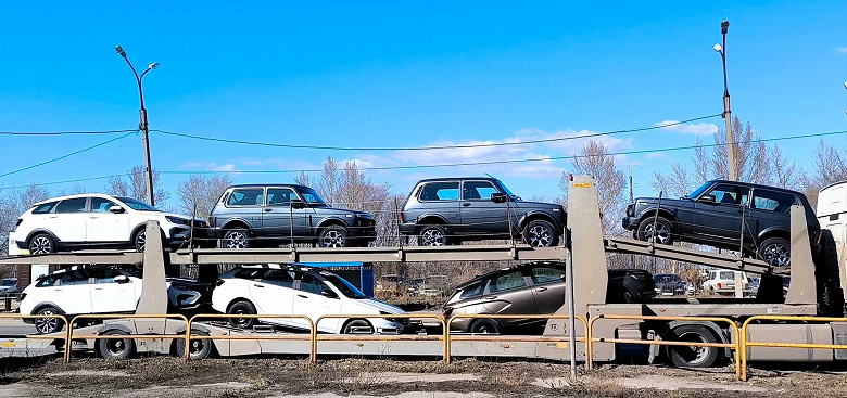 “Sadece paketler halinde alınıyorlar, renklendirme yükseliyordu ve hala bu kaprisli emayeyi ezdi.” Lada Niva Bronto ve Lada Niva efsanesi Borneo Color'da aktif olarak boyamaya başladı