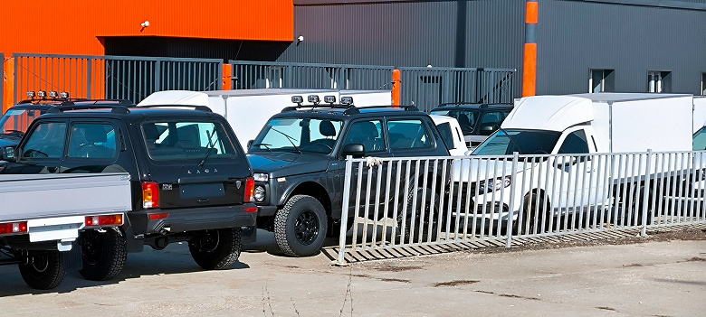 “Sadece paketler halinde alınıyorlar, renklendirme yükseliyordu ve hala bu kaprisli emayeyi ezdi.” Lada Niva Bronto ve Lada Niva efsanesi Borneo Color'da aktif olarak boyamaya başladı