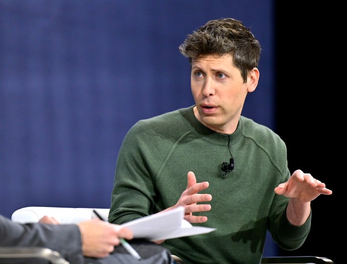 Sam Altman, New York Times Dealbook Zirvesi 2024'te sahnede konuşuyor.