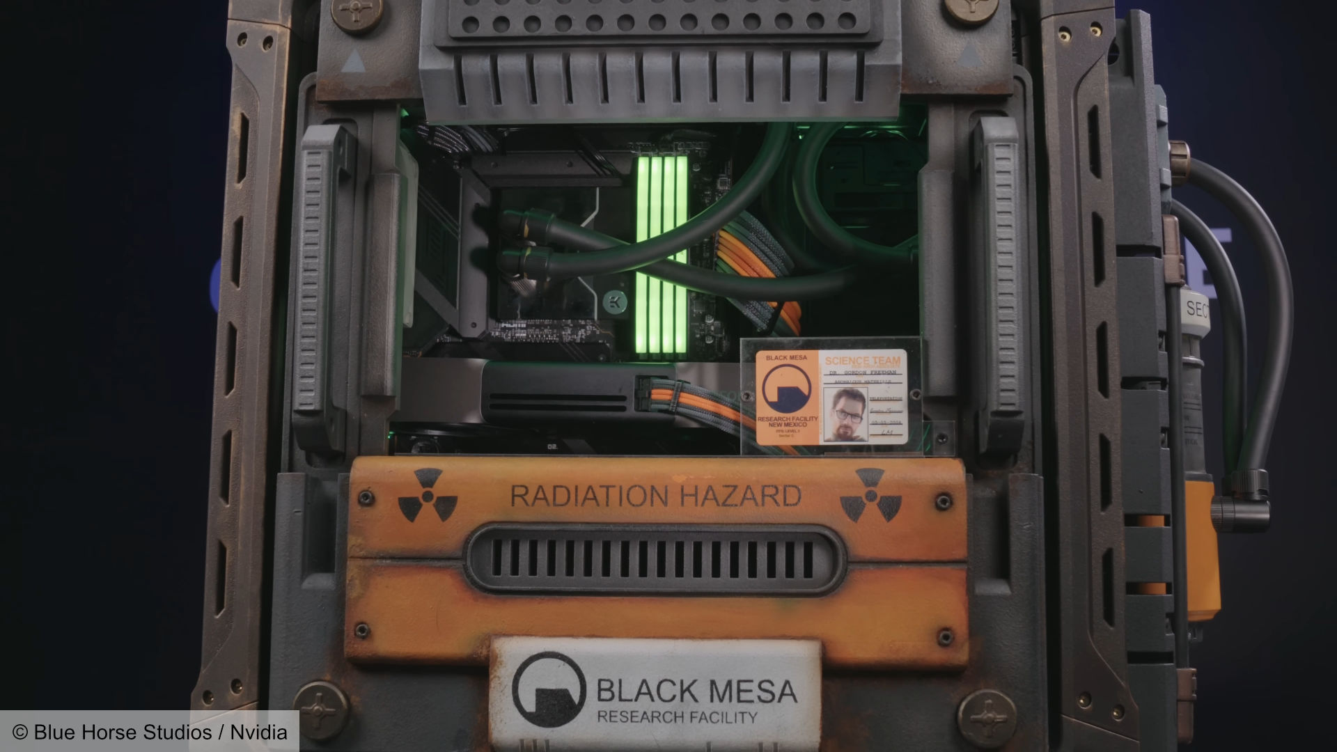 Half-Life-2-2-Gaming-PC-Side View Yandan Yarılanma 2 Oyun PC