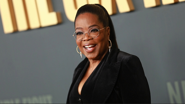 Oprah Winfrey siyah giyinmiş kırmızı halıda