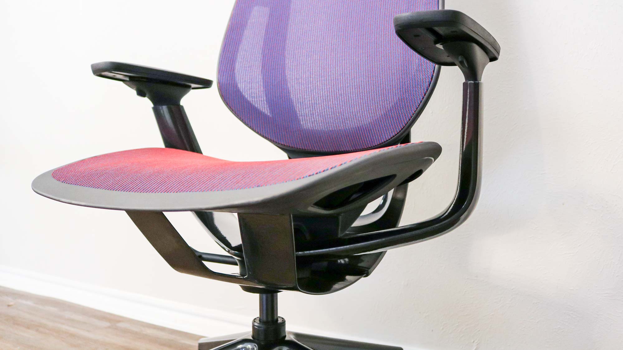 Steelcase Karman'ın altındaki ağırlık aktive edilmiş mekanizma