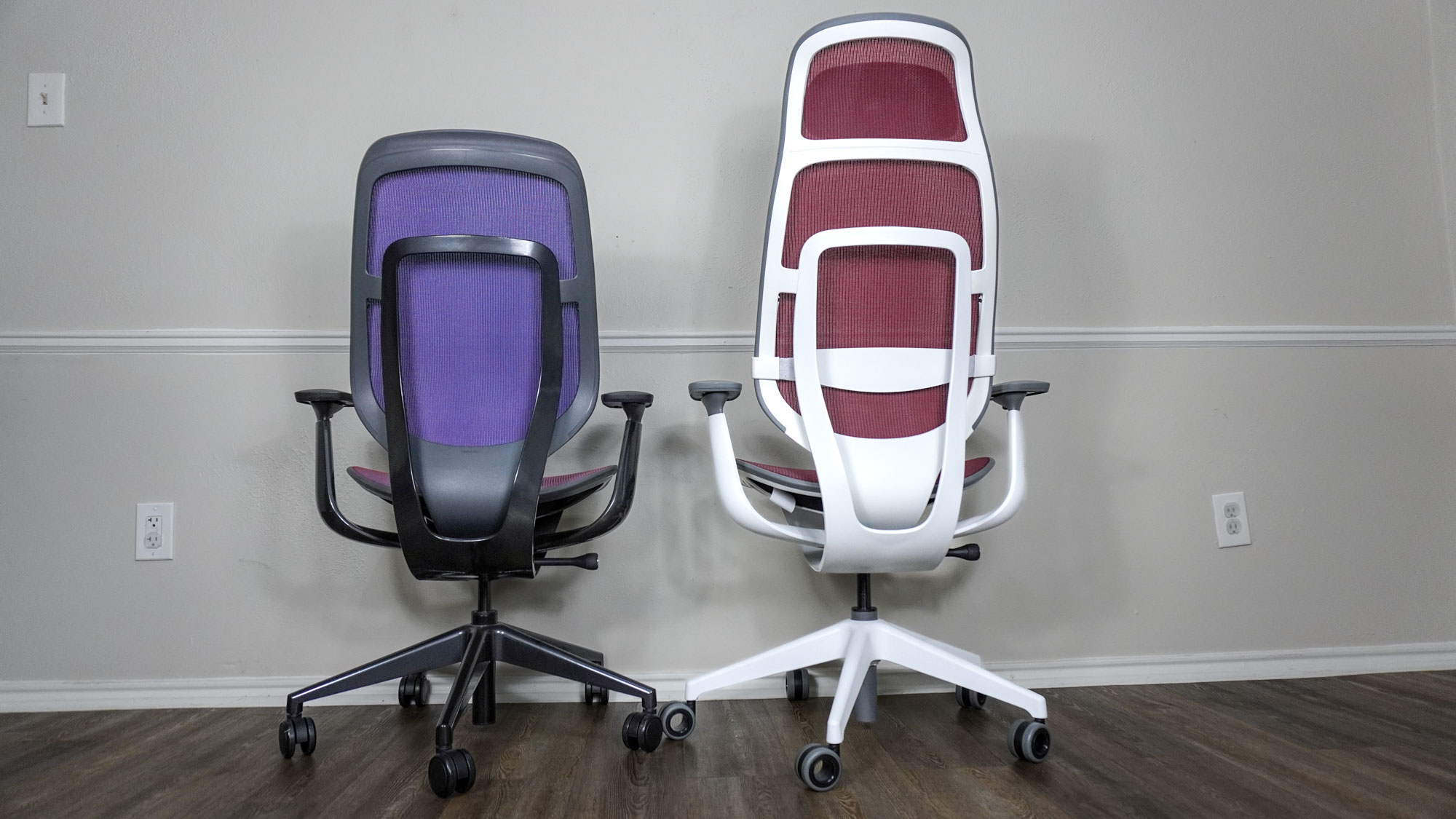 Steelcase Karman ve Steelcase Karman High Sırt'ın arkadan görüldü