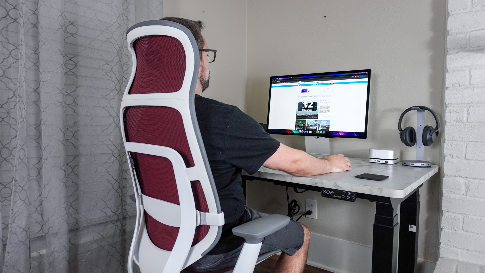 Steelcase Karman High Arka Ofis Sandalyesinden çalışan bir masada oturan bir kişi