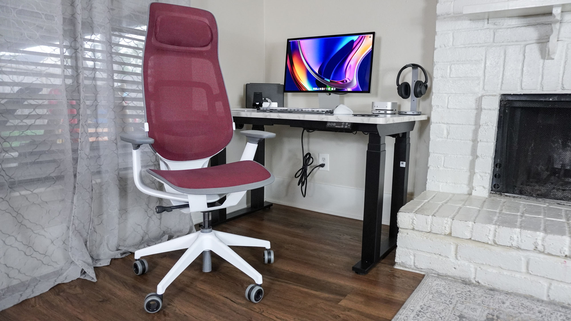 Steelcase Karman'ın bir masanın önünde geniş bir çekim