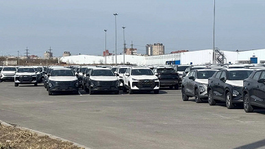 Eski Rus General Motors fabrikasının otoparkında Rus Meclisi ve Yeni Chery Tiggo 7L'den birçok Kia Rio bulundu