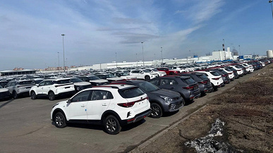 Eski Rus General Motors fabrikasının otoparkında Rus Meclisi ve Yeni Chery Tiggo 7L'den birçok Kia Rio bulundu