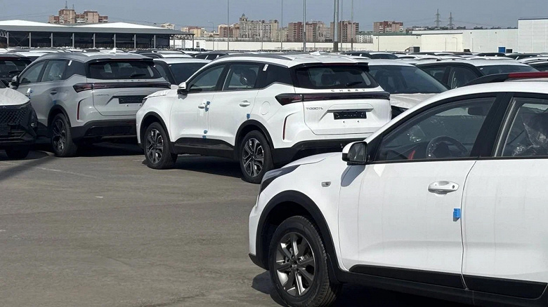 Eski Rus General Motors fabrikasının otoparkında Rus Meclisi ve Yeni Chery Tiggo 7L'den birçok Kia Rio bulundu