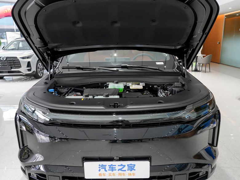 Li Auto L6'nın ilginç ve çok ucuz bir analogu. Sunulan GAC S7 - 500 HP, tüm tekerlekten çekiş, 21.5 bin dolarlık bir fiyata mükemmel ekipman