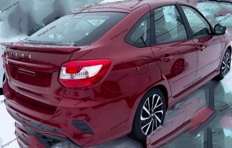 Lada Iskra, White, Lada Granta - Cherry ve Lada Niva Sport - akışta. Avtovaz'ın yenilikleri yollarda ve otoparklarda fotoğraflandı