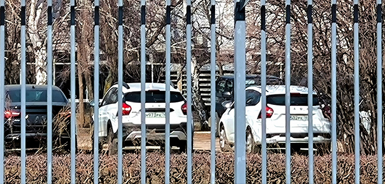 Lada Iskra, White, Lada Granta - Cherry ve Lada Niva Sport - akışta. Avtovaz'ın yenilikleri yollarda ve otoparklarda fotoğraflandı