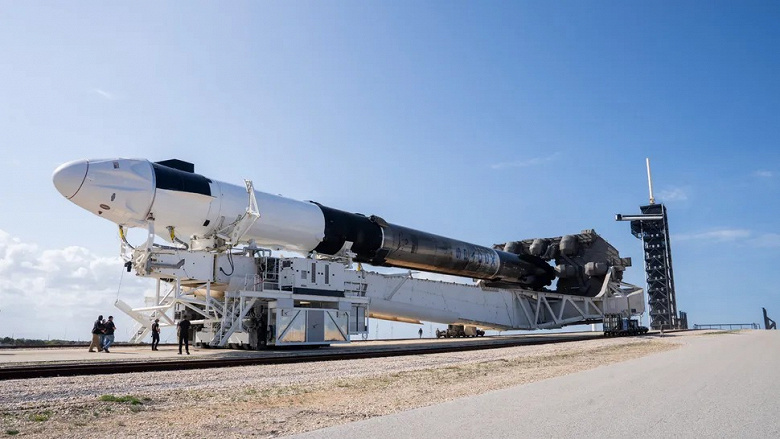 SpaceX, Dünya Çizelarları üzerinde ilk insanlı uçuş için bir roket çıkardı fram2