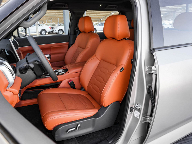 Bu Nissan henüz olmadı. Rama, 258 HP, dört tekerlekten çekiş, 8 vitesli otomatik ve Deepseek'in 16.7 bin dolarlık bir fiyata entegrasyonu Nissan Z9