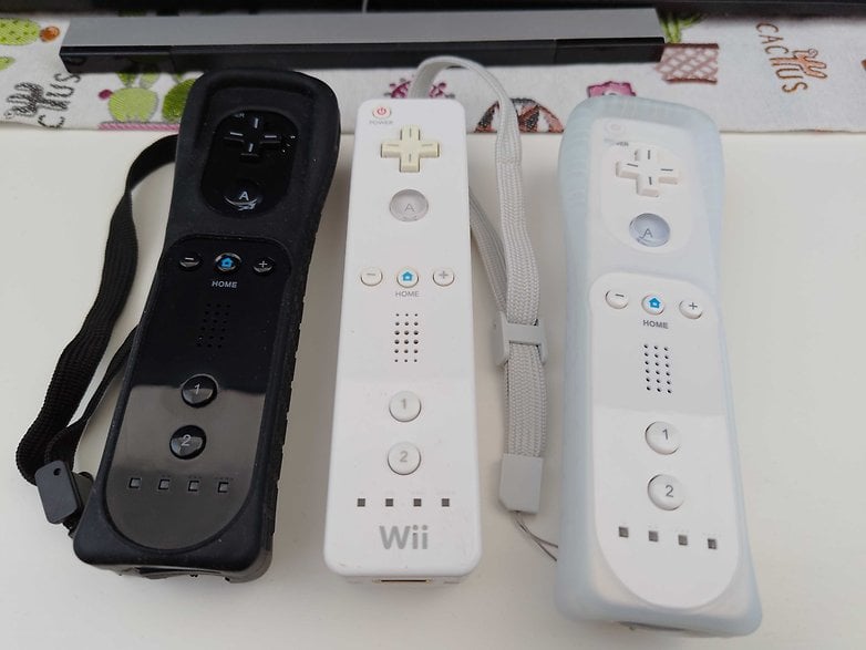 Üç Nintendo Wii uzaktan kumandası bir masada