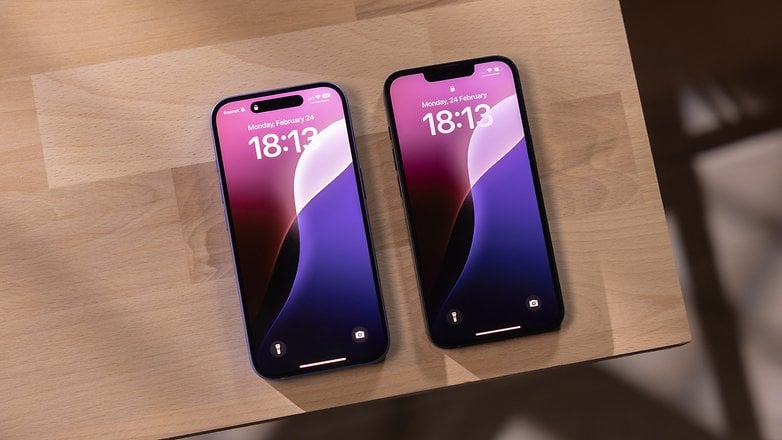 Ahşap bir yüzeyde 18:13 zamanı gösteren iki elma iPhone.