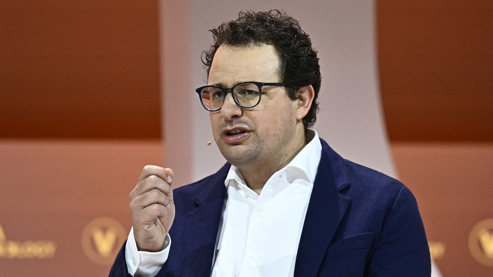 Antropic'in kurucu ortağı ve CEO'su Dario Amodei bir tartışmaya katılıyor.
