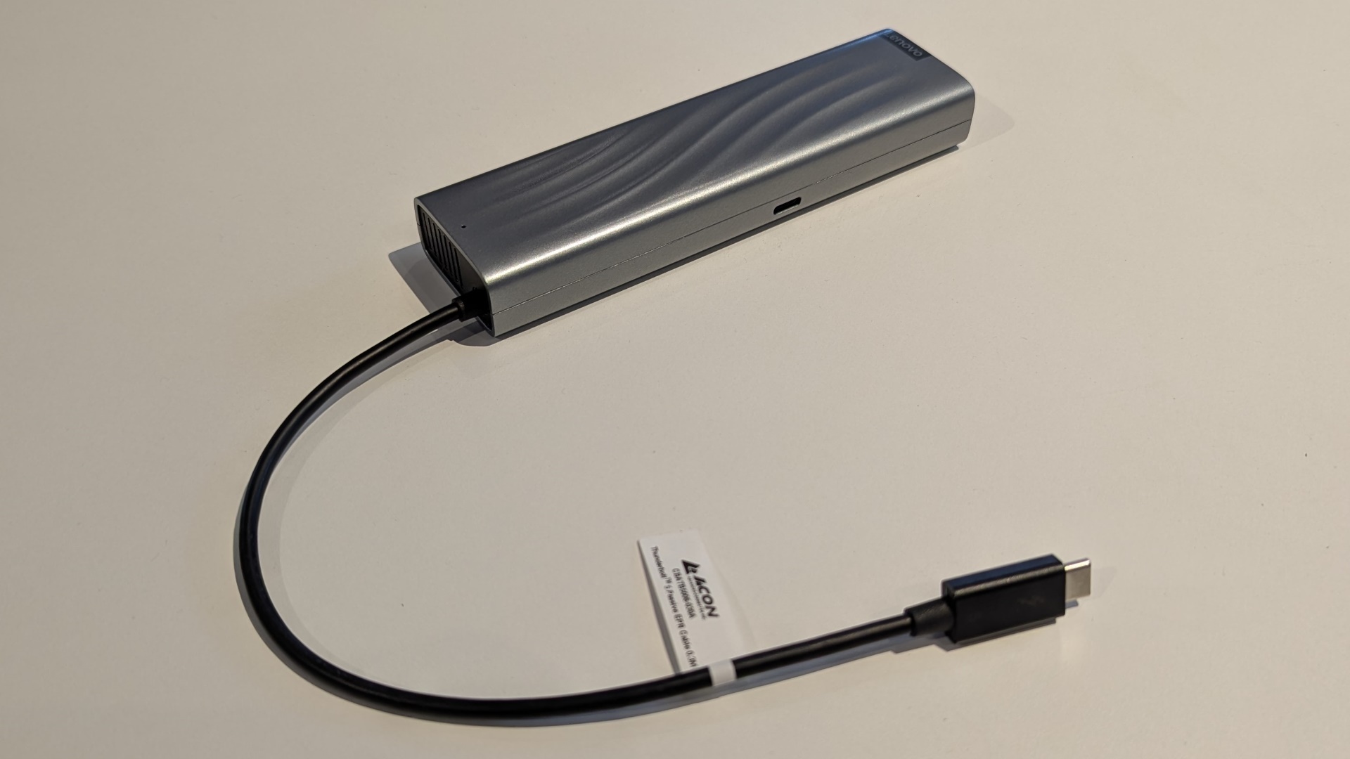 Lenovo'nun AI Stick, Thunderbolt destekli herhangi bir PC'ye ekleyebileceğiniz uygun bir ayrık NPU'dur.