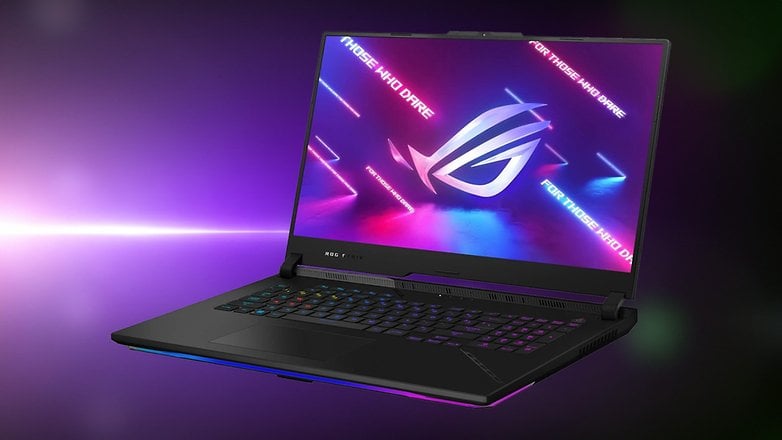 Asus Rog Strix Scar 17 Oyun Dizüstü Bilgisayar Renkli Işıklar ve 'Arabalar İçin' ekranda.