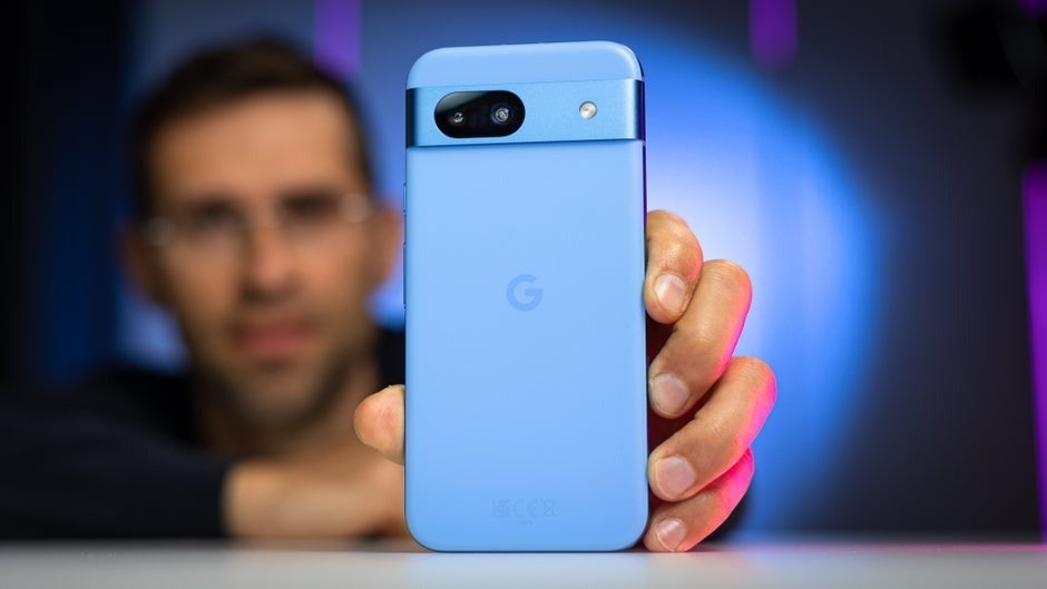 Pixel 8A, olağanüstü bir telefondu ve hala. | Phonearena tarafından görüntü - amiral gemileri kenarlarını kaybediyor ve bu orta -rangerlar