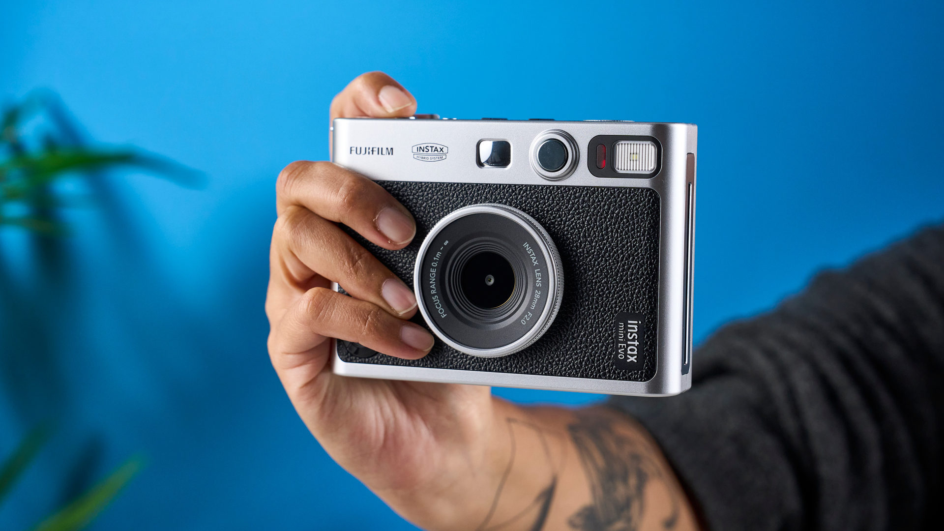 Siyah ve gri fujifilm instax mini evo hibrit anlık kamera