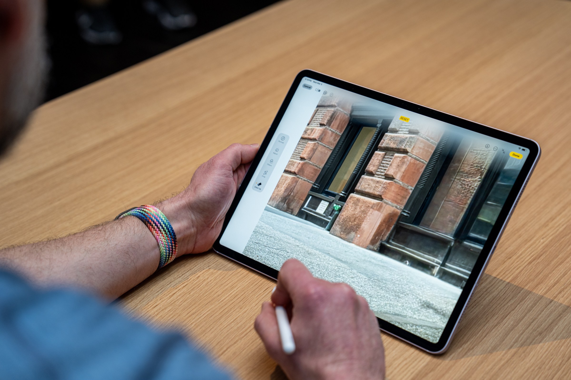 İPad Air ve elma kalemi kullanan bir kişinin fotoğrafı.