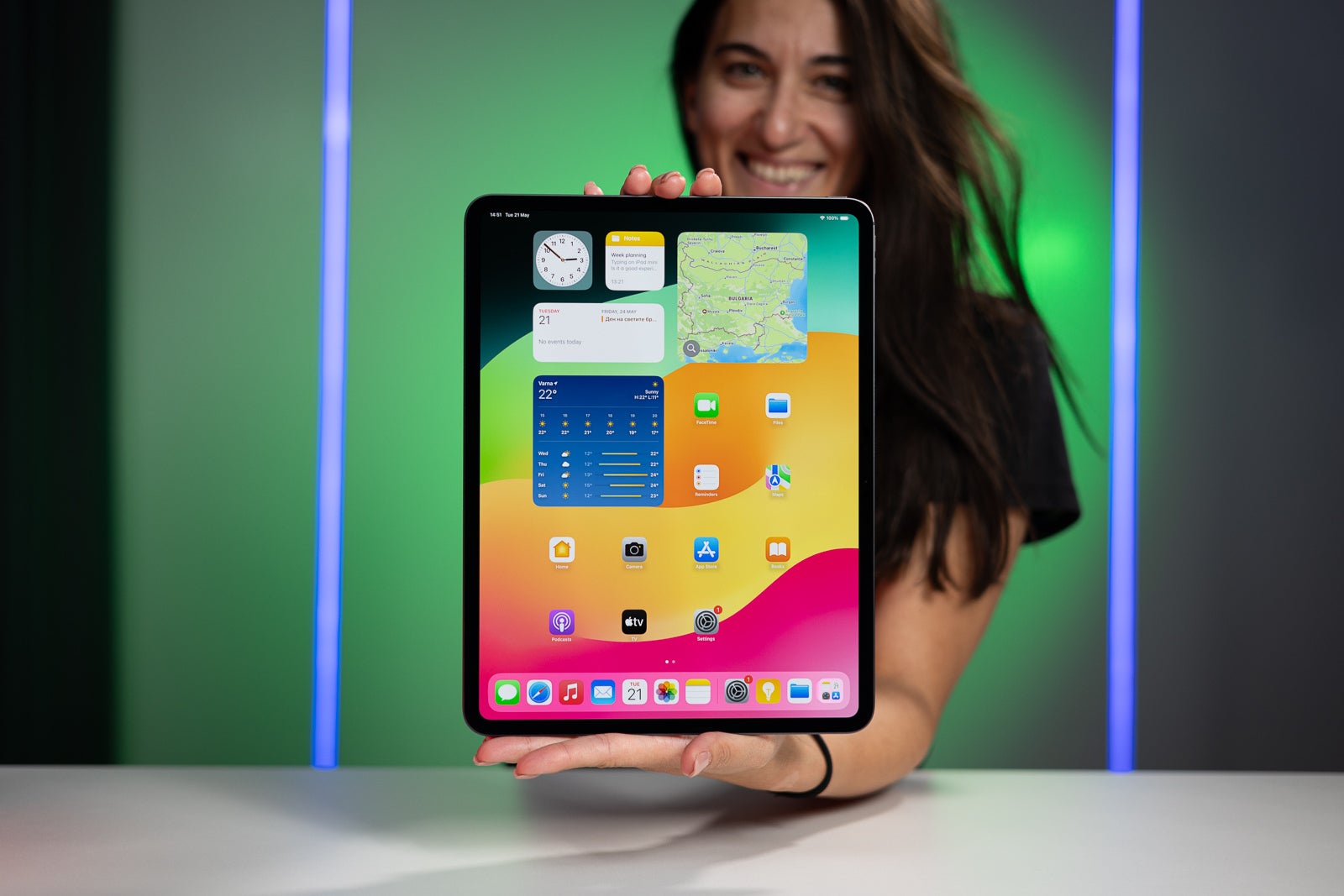 Bir iPad profesyonelini tutan bir kadının görüntüsü
