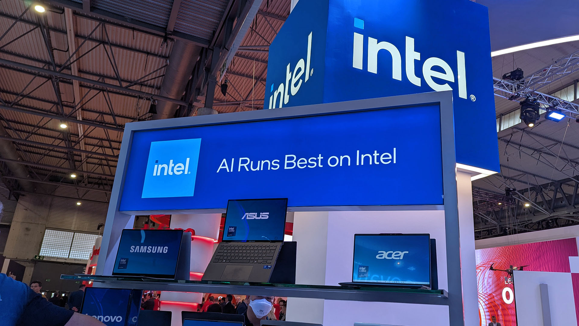 MWC Barcelona 2025'te Intel AI PC ekranı