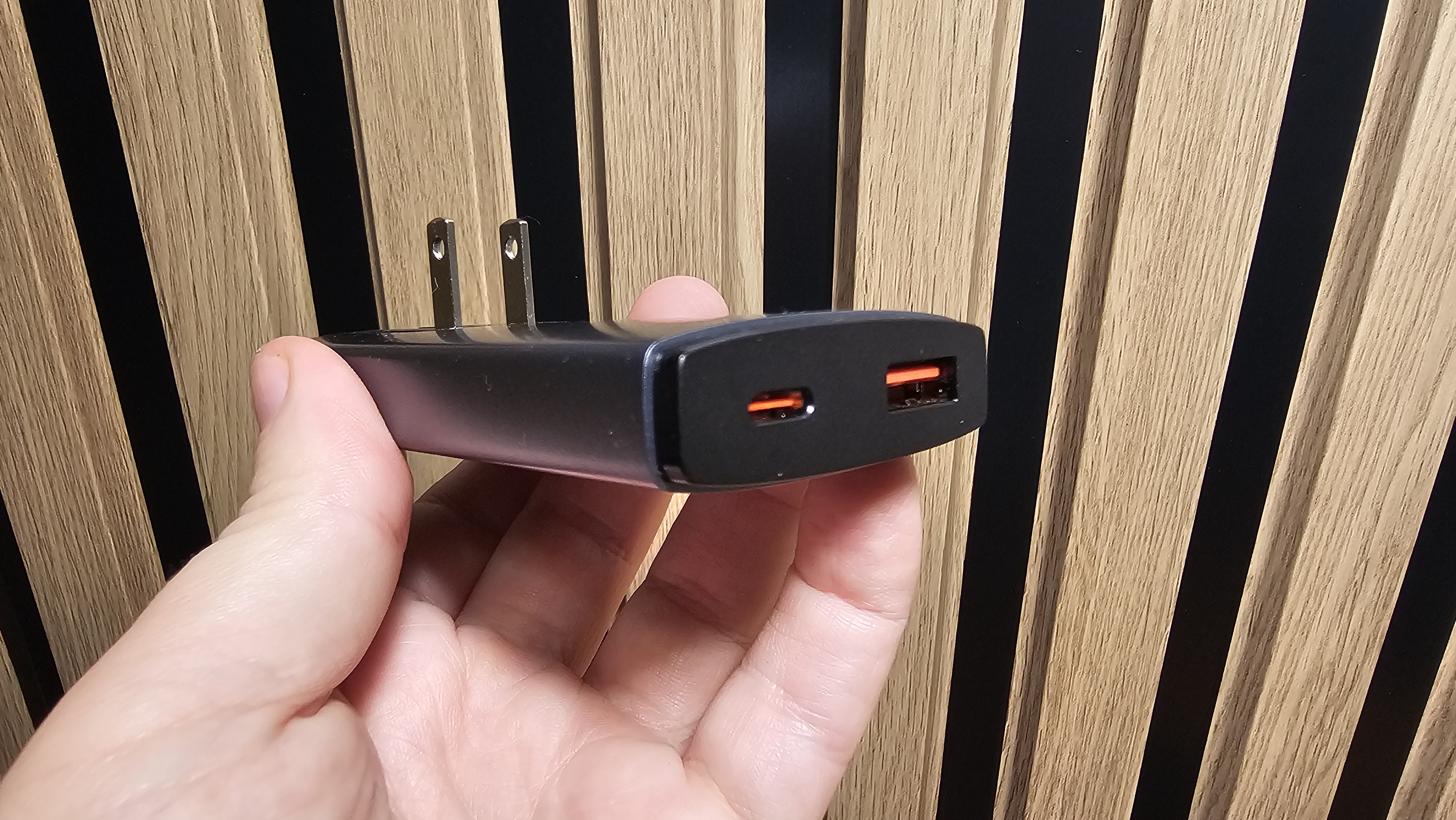 Baseus 65W İnce Duvar Şarj Cihazı Elinde Tutulur