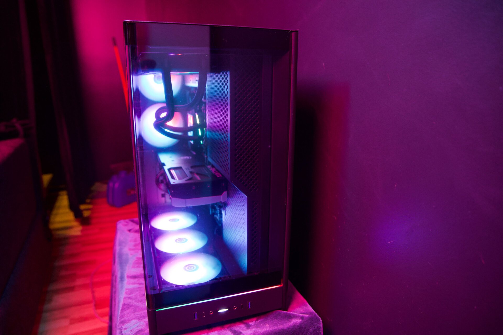 Siyah duvar arka ışığına karşı siberpowerpc gamer yüce ön çekim