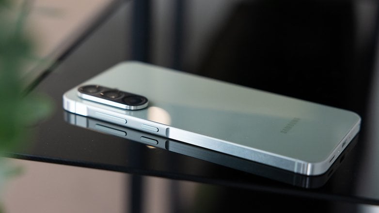 Bir Samsung Galaxy A56 akıllı telefon, yansıtıcı bir siyah yüzeyde bulunur. Bir Samsung Galaxy A56 akıllı telefon, yansıtıcı bir siyah yüzeyde bulunur.