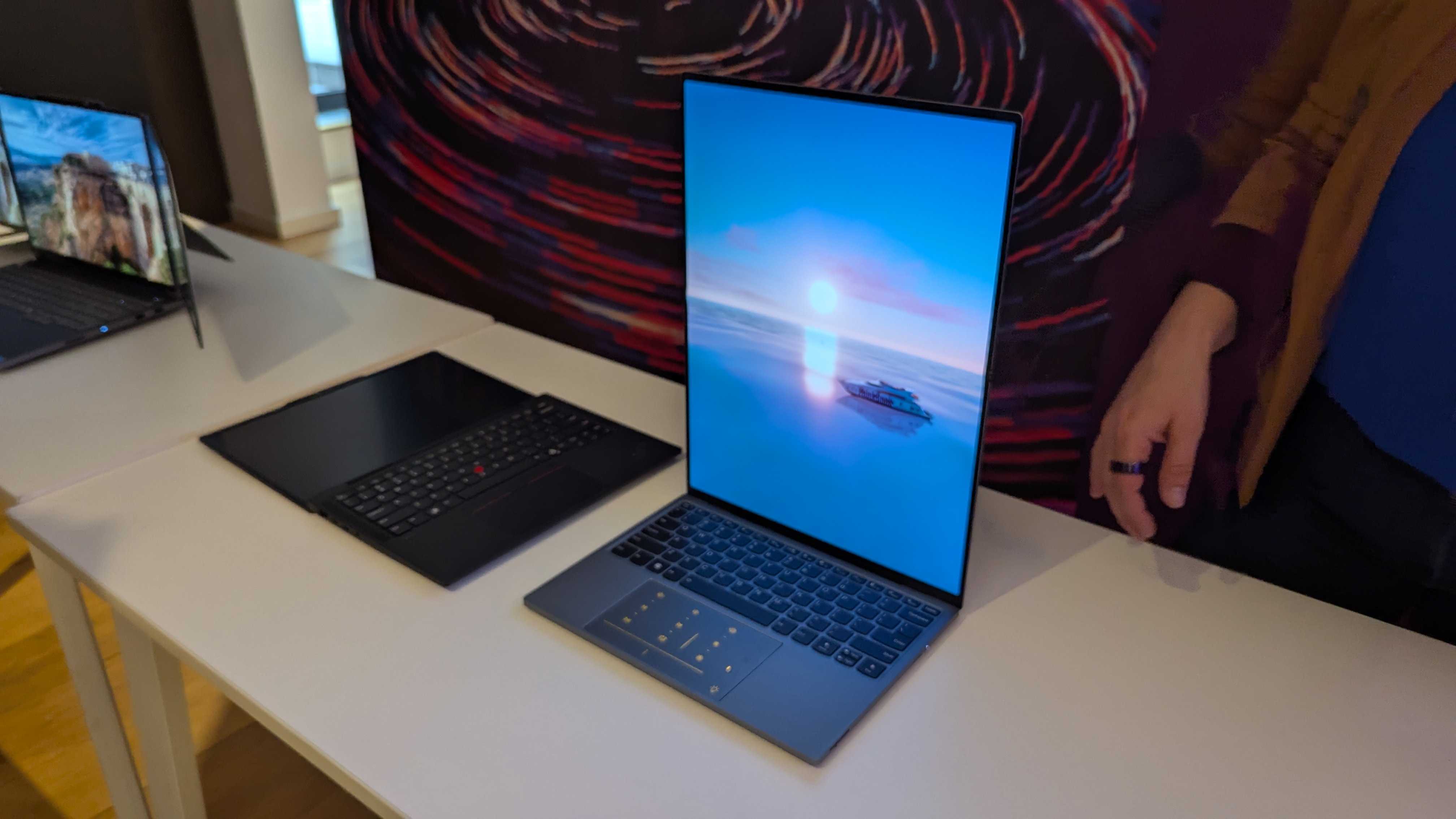 Lenovo Thinkbook Flip Concept Dizüstü Bilgisayar