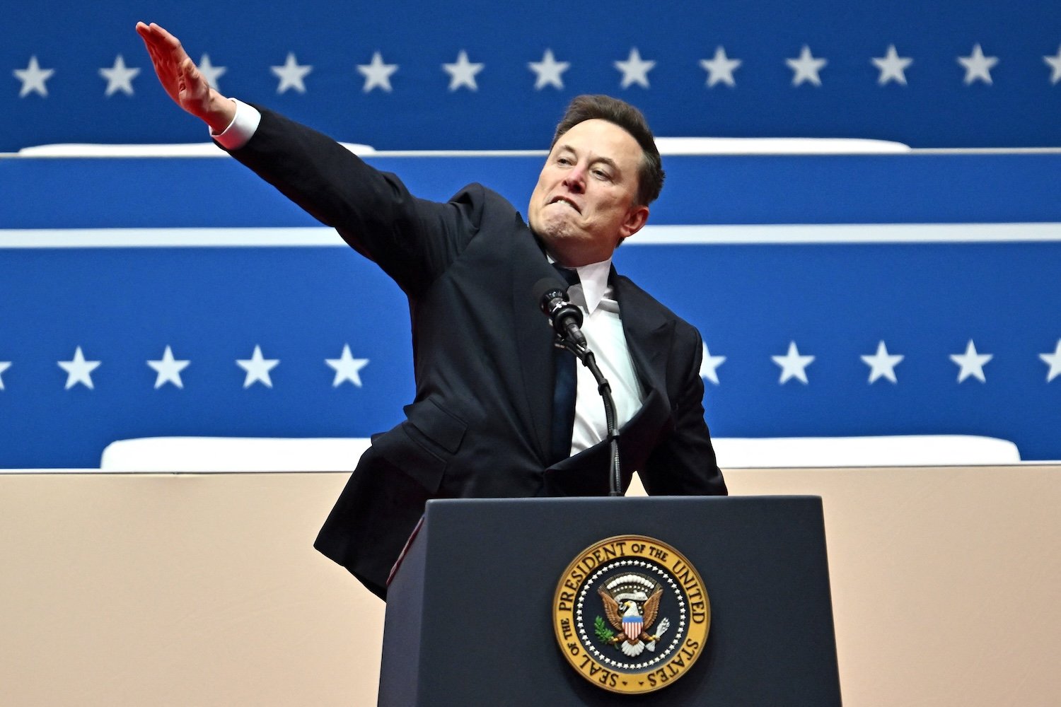 Elon Musk, 20 Ocak 2025'te iki Nazi selamından birini veriyor gibi görünüyor.