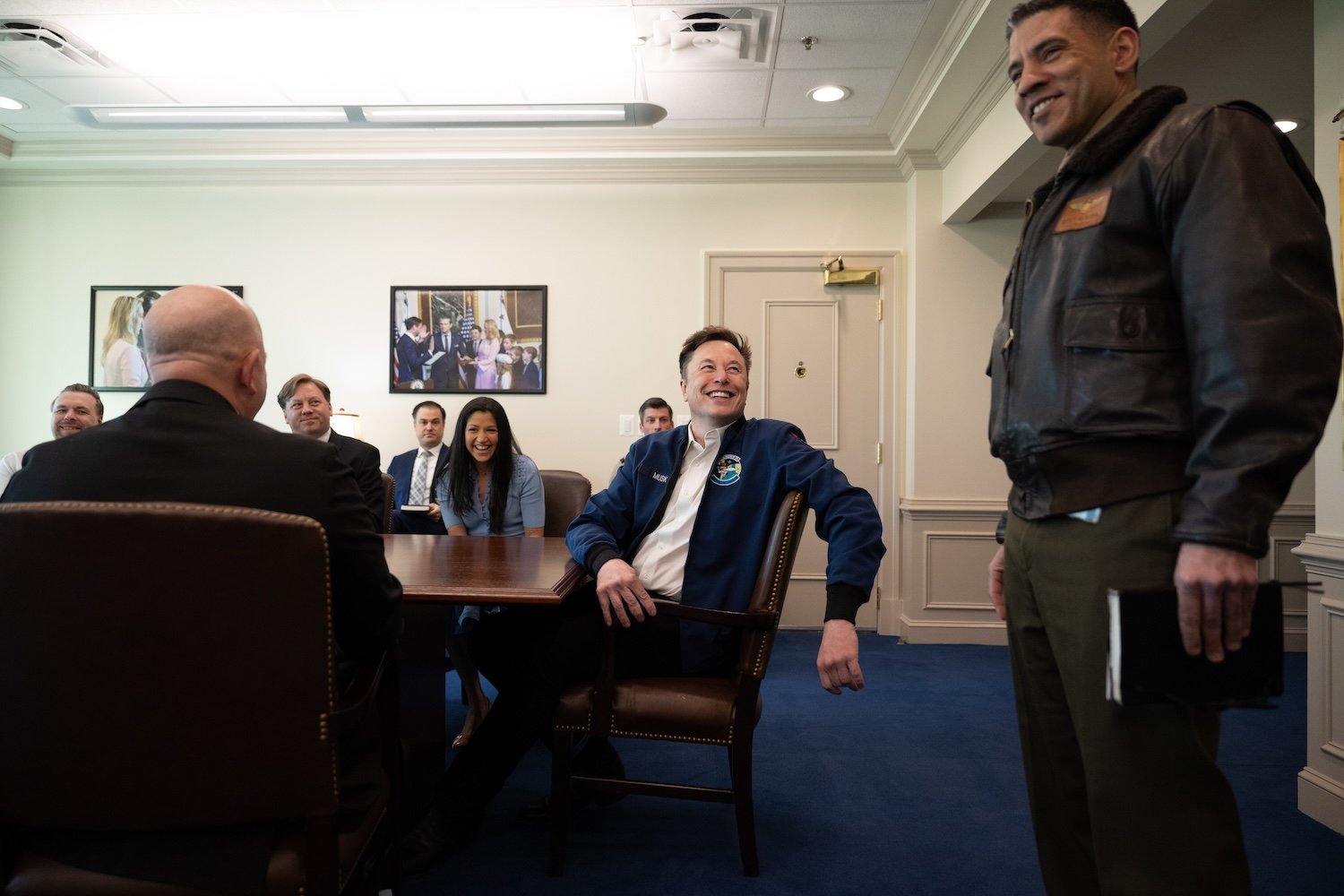 Elon Musk, 21 Mart 2025'te Pentagon'da bir toplantıda oturuyor.